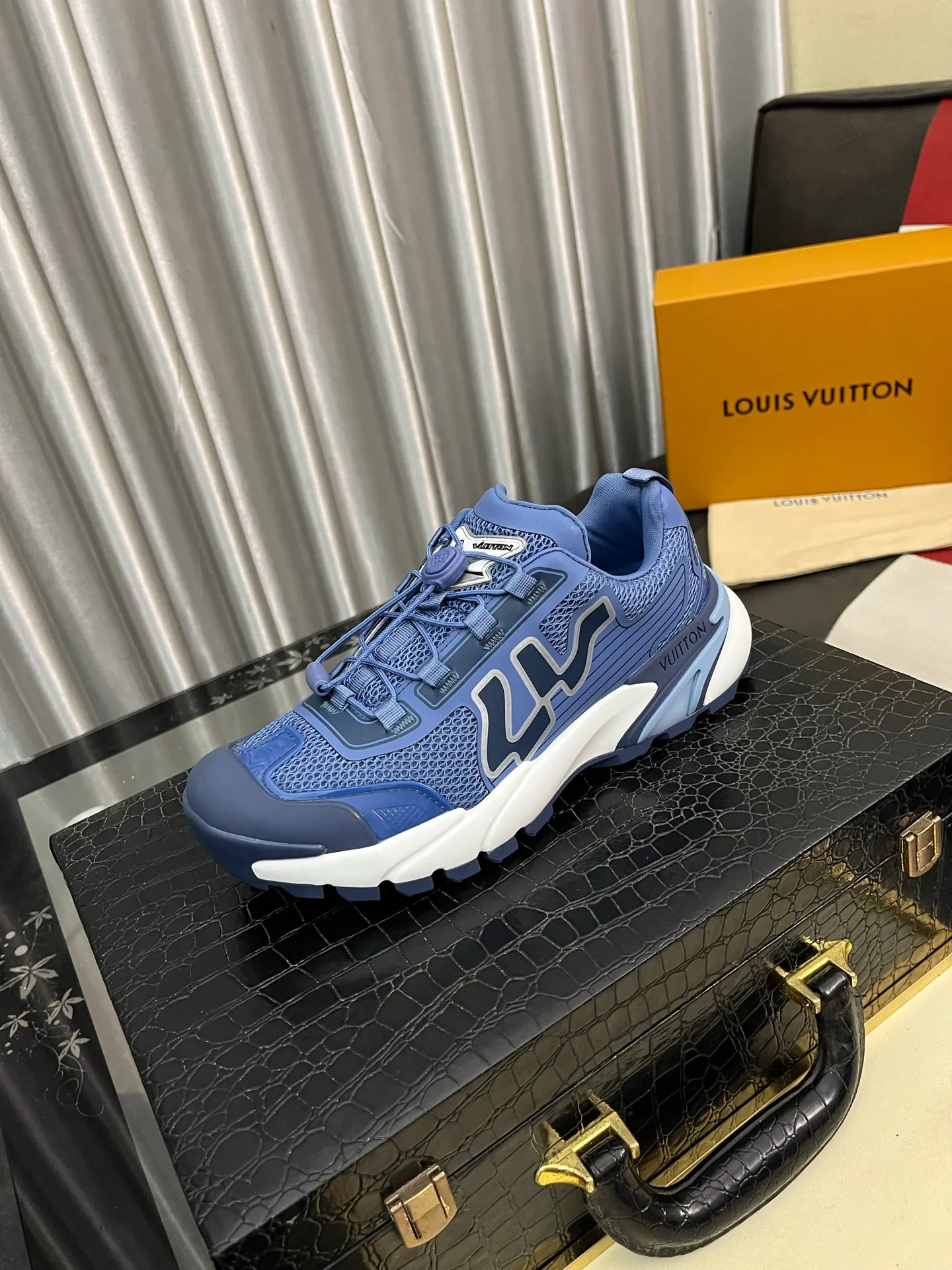 Men's shoes 💰780⌚️⌚️Top version [LOUIS VUITTON] Couple 🧑‍🤝‍🧑 Craftsman style Counter series (original order) New style 🍀LV Louis Vuitton - Top version LV classic high-top trendy shoes! Made of imported original craft calfskin, original breathable lining, and original wear-resistant, lightweight, high-end TPU outsole! High quality products! Code number: 36-457️⃣Colors available